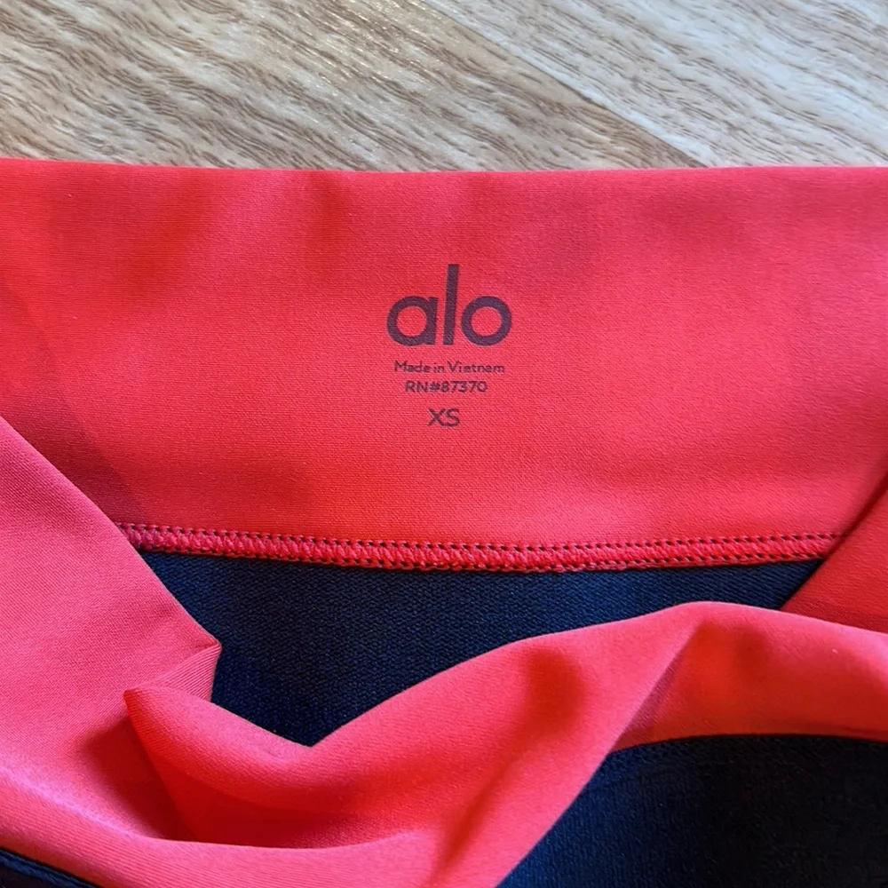 Alo Yoga logo leggings